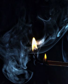 Creatieve fotografie met een lucifer en rook van Wolfgang Unger