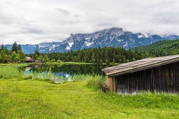 Uitzicht over de Lautersee naar het Karwendelgebergte bij Mittenwal van Rico Ködder