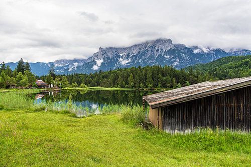 View over the Lautersee to the Karwendel mountains near Mittenwal