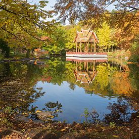 herfstachtig landschap München Westpark, vijver met Thaise tempel, van SusaZoom