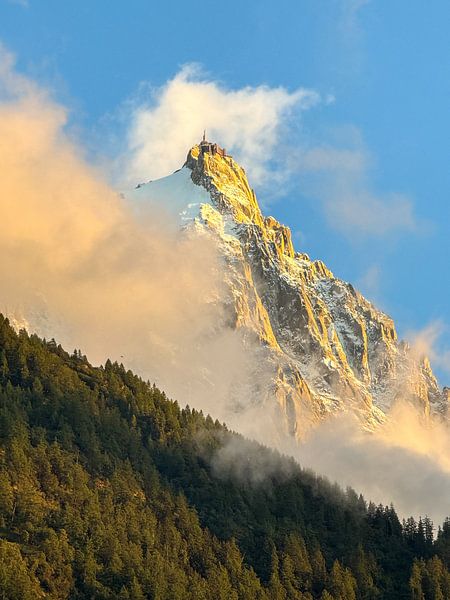 Gouden Bergtop in de Mist van Joris de Bont