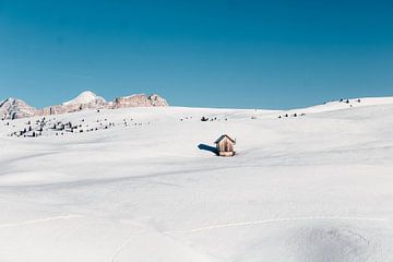 Winter op een besneeuwde berg in Italië, Europa van Madinja Groenenberg