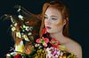 Fine-art portret van roodharige vrouw met bloemen van Iris Kelly Kuntkes thumbnail