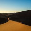 Dunes de sable et coucher de soleil dans le désert d'Erg Chagaga, Maroc sur Jan Fritz