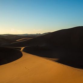 Dunes de sable et coucher de soleil dans le désert d'Erg Chagaga, Maroc sur Jan Fritz