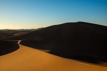 zandduinen en zonsondergang in Erg Chegaga woestijn, Marokko van Jan Fritz