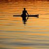 Silhouet paddleboarder vreedzame zonsondergang van Imladris Images