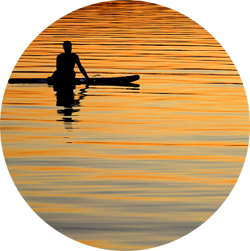 Silhouet paddleboarder vreedzame zonsondergang van Imladris Images