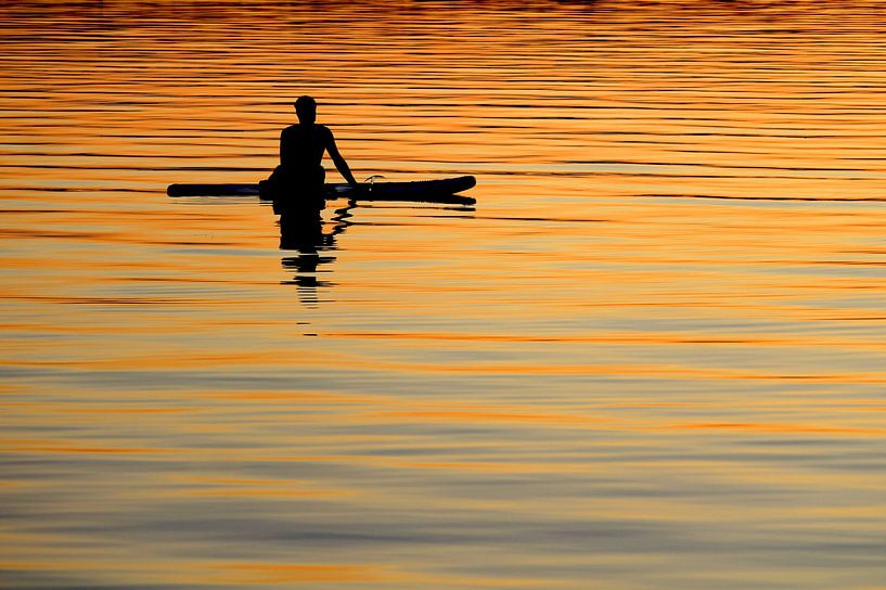 Silhouet paddleboarder vreedzame zonsondergang van Imladris Images