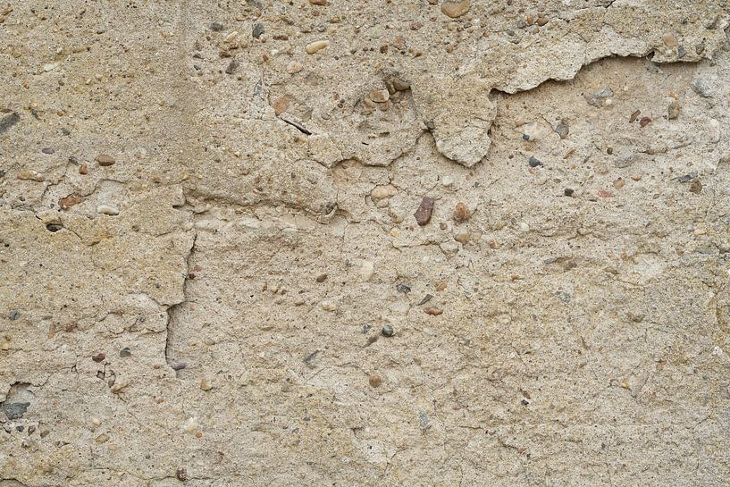 Cracks in a dilapidated old facade of concrete by Heiko Kueverling