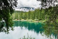 Eau, montagnes et arbres à Caumasee en Suisse