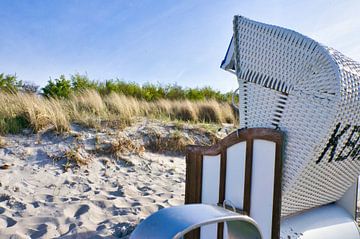 Strandstoel op het strand van de Baltische Zee. Kustvakantie aan zee van Martin Köbsch