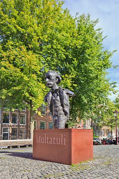 Sculptuur van Multatuli op een geplaveide plein, Amsterdam