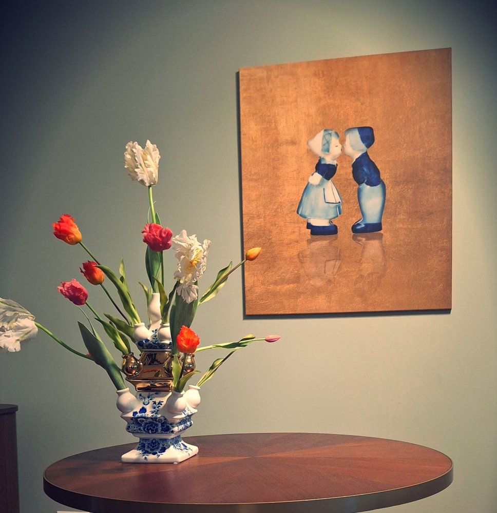 Delft blue kissing couple. Man and woman, gold  by Mijke Konijn 