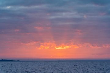 Morgenrot Veerse Meer. von Björn van den Berg