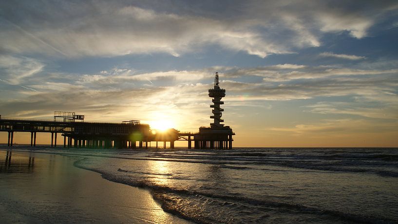 Coast of Scheveningen by Raymond Bos