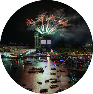 Vuurwerkshow SAIL Amsterdam 2025 met ADAM Toren en Het Ij