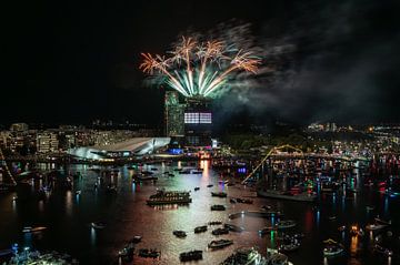 Vuurwerkshow SAIL Amsterdam 2025 met ADAM Toren en Het Ij van Renzo Gerritsen