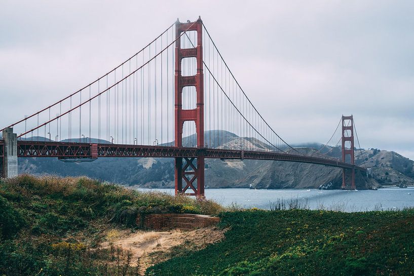 Golden Gate met kustgroen, San Francisco, VS van Aloke Design