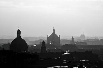 Milano Neblig Horizont Kirche Kuppel Dächer in Schwarz und Weiß von Andreea Eva Herczegh