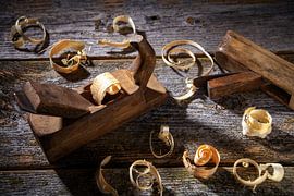 alter Hobel mit Spänen von Jürgen Wiesler