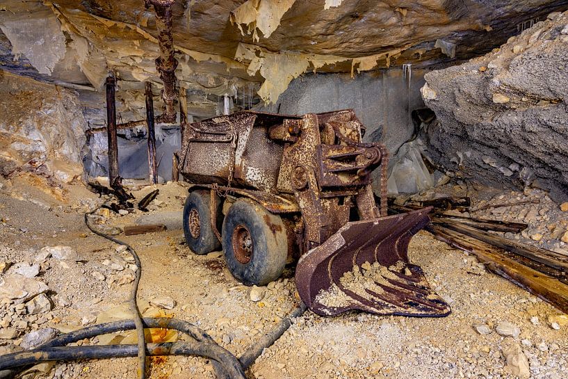 underground shovel by Mark Lenoire