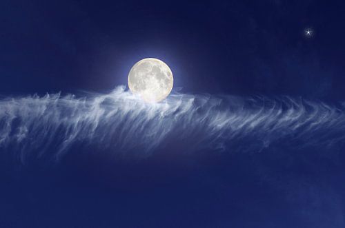 Mond auf Wolke