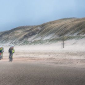Mountain biking on the beach by Erik Reijnders