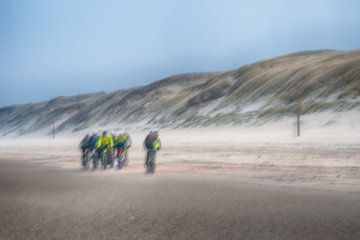 Faire du VTT sur la plage