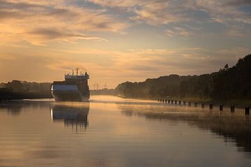 Schiff an einem nebligen Morgen im Nord-Ostsee-Kanal von Jan Georg Meijer