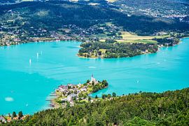 Ein Blick vom Pyramidenkogel-Aussichtsturm auf dem Wörthersee von Andreas Völkel