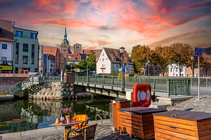Blick auf die Altstadt von Stralsund an der Ostsee bei Sonnenuntergang