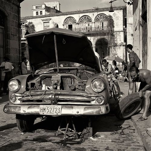 Dodge in repair, cuba