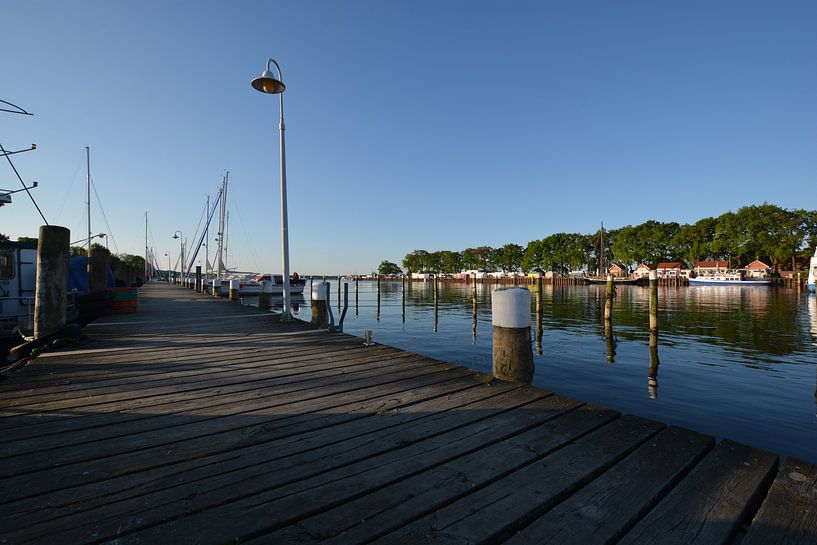 Bootssteg im Hafen Lauterbach von GH Foto & Artdesign