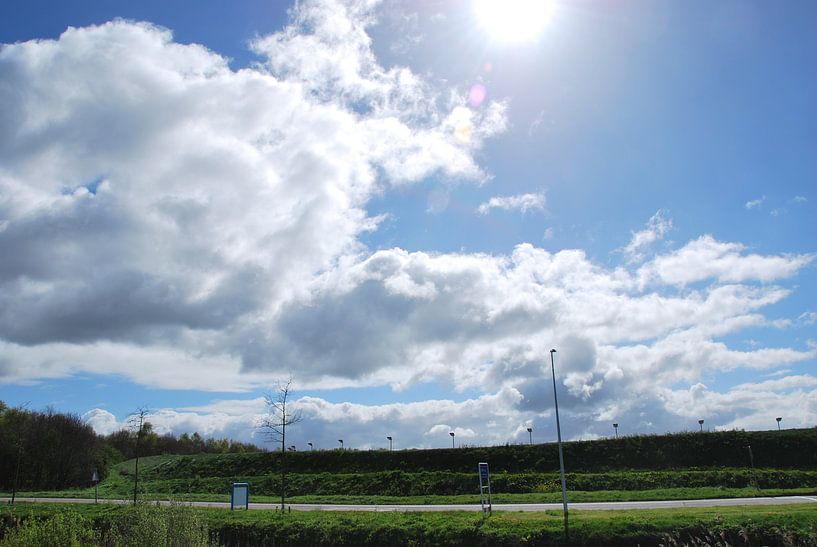 wolkenpartij boven drafcentrum wolvega by Marten Wieringa