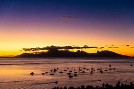 Ancrage des rêves : crépuscule doré sur le Pacifique sur Timo Musiol