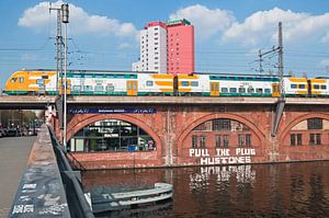 Vorbeifahrender Zug an der Michaelbrücke im Friedrichshain