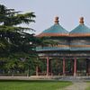 Chinesischer Pavillon im Garten des Himmelstempels von Minimalistic Travel Photography by.Rieneke