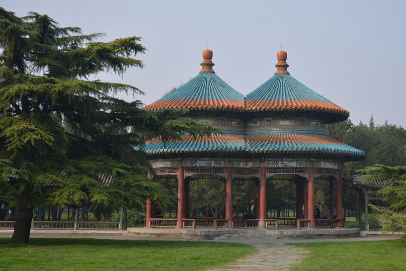 Chinesischer Pavillon im Garten des Himmelstempels von Minimalistic Travel Photography by.Rieneke