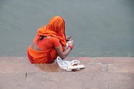 Indiase vrouw bezig met de was. van Dray van Beeck thumbnail