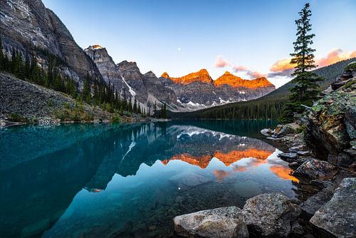 Moraine Lake ( gouden uur) in Canada.