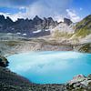 Un lac bleu dans les montagnes suisses sur Bart van Eijden