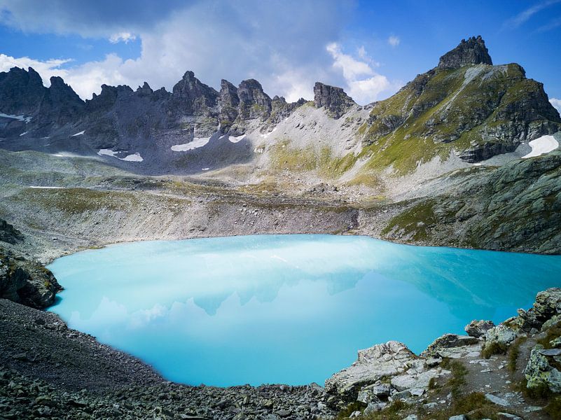 Blauw meer in de bergen - Zwitserland van Bart van Eijden
