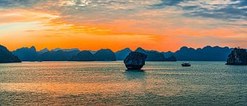 La soirée tombe dans la baie d'Halong, Vietnam sur Rietje Bulthuis