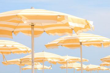 Unter einem gelben Sonnenschirm | Sommerreisefotografie von Marika Huisman fotografie