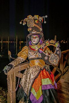 Nach dem Sonnenuntergang beim Karneval in Venedig von t.ART