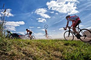 Un cycliste a un pneu crevé