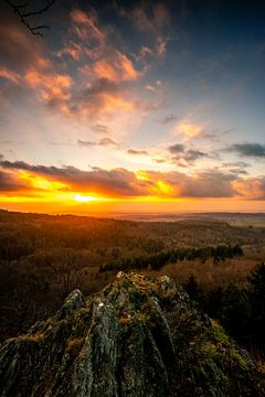 Landschaftsaufnahme auf einem Berg ins Tal zum Sonnenuntergang Dramatische Wolken von Fotos by Jan Wehnert