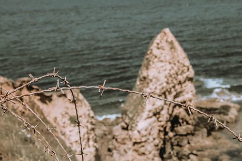 Fils barbelés à la Pointe du Hoc en Normandie