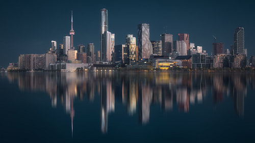 La ligne d'horizon de Toronto à l'heure bleue, reflet dans l'eau sur Photo Wall Decoration